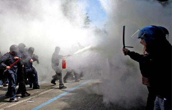 Una manifestaci�n de estudiantes en Tur�n deja diecinueve polic�as heridos