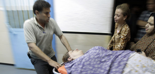 Una mujer herida en los bomardeos de Gaza llega al hospital de Shifa para ser atendida Una mujer herida en los bomardeos de Gaza llega al hospital de Shifa para ser atendida