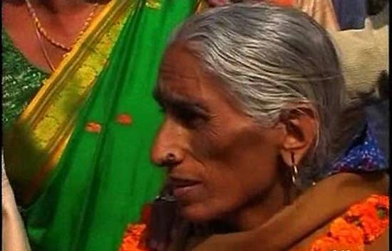 Una mujer india da a luz a su primer hijo a los 70 a�os de edad