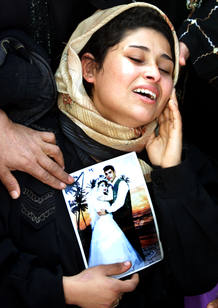 Una mujer palestina llora y muestra la fotografía de la boda con su marido ya fallecido. Una mujer palestina llora y muestra la fotografía de la boda con su marido ya fallecido.