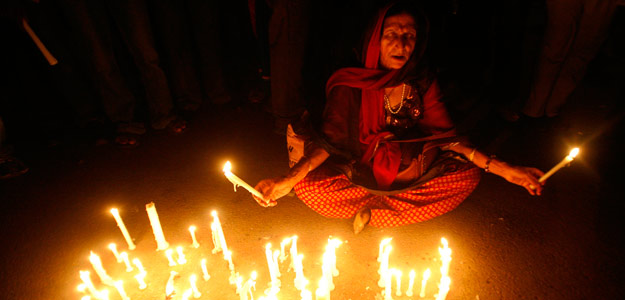 Una mujer participa en una vigilia con velas por el activista indio Anna Hazare en Nueva Delhi Una mujer participa en una vigilia con velas por el activista indio Anna Hazare en Nueva Delhi
