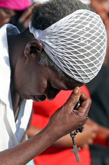 Una mujer reza en frente de la catedral de Puerto Princípe, la capital haitiana. Una mujer reza en frente de la catedral de Puerto Princípe, la capital haitiana.