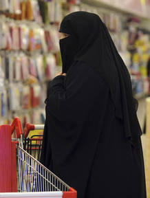 Una mujer viste un 'niqab' en un supermercado de la ciudad francesa de Leers.