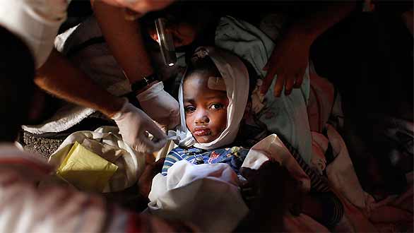 Una ni&ntilde;a herida recibe atenci&oacute;n m&eacute;dica en Puerto Pr&iacute;ncipe