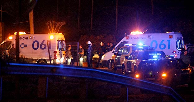 La Guardia Cilvil y dos uvis m&oacute;viles junto al Centro de Estancia Temporal de Inmigrantes (CETI) de Melilla.