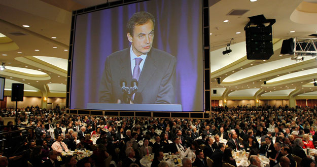 Una televisi&oacute;n gigante proyecta el discurso del presidente espa&ntilde;ol, Jos&eacute; Luis Rodr&iacute;guez Zapatero, en el Desayuno Nacional de la Oraci&oacute;n en Washington.