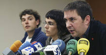 Unai Fano Aldasoro, junto a Arnaldo Otegi y Arantxa Santesteban, en una conferencia de prensa de Batasuna en abril de 2007.