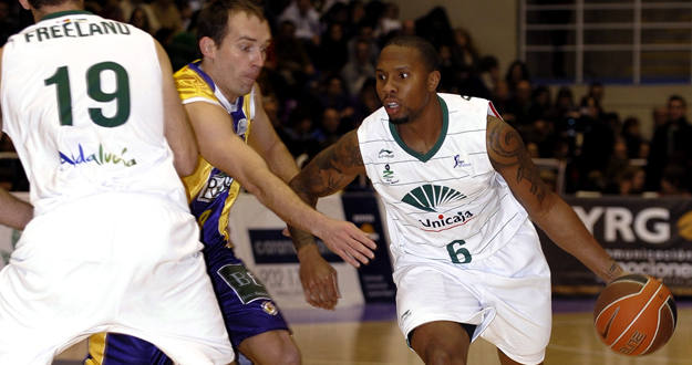El base estadounidense del Unicaja Earl Rowland bota el bal&oacute;n ante la defensa del escolta esloveno del Blancos de Rueda Valladolid Samo Udrih.