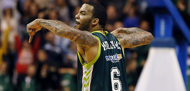 El base estadounidense del Unicaja Marcus Williams celebra el segundo triple encestado consecutivamente.