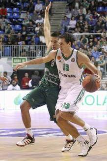 El base letón del Unicaja Kripstars Valters, y el base griego del Panathinaikos Dimitris Diamantidis, durante el partido disputado por ambos equipos esta noche en el Palacio de los Deportes "José María Martín Carpena". El base letón del Unicaja Kripstars Valters, y el base griego del Panathinaikos Dimitris Diamantidis, durante el partido disputado por ambos equipos esta noche en el Palacio de los Deportes "José María Martín Carpena".