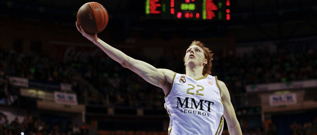El alero estadounidense del Real Madrid Kyle Singler entra a canasta.