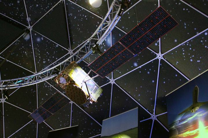 Uno de las 6 reproducciones de sat&eacute;lites Galileo de la exposici&oacute;n.