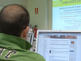 Ver v&iacute;deo  'Uno de cada tres trabajadores espa&ntilde;oles tiene una formaci&oacute;n superior a la que necesita'