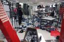 Uno de los decenas de comercios saquedos durante la madrugada en Atenas.