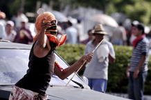 Uno de los manifestantes participa en la protesta Uno de los manifestantes participa en la protesta