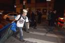 Uno de los miembros de Occupy Wall Street, con una careta de Anonymous