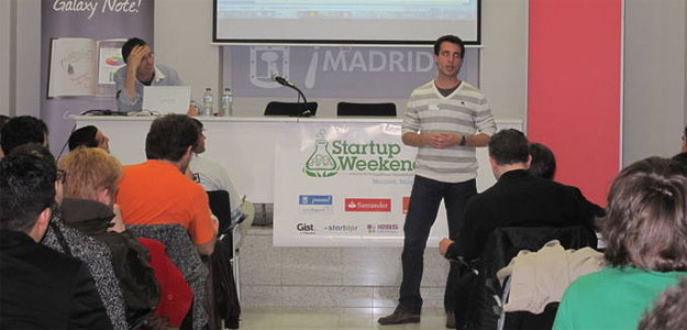 Uno de los participantes en la Startup Weekend explica su proyecto