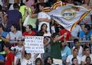 Unos aficionados muestran una pancarta con el lema 