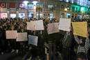 Unos dos centenares de j&oacute;venes se han concentrado esta tarde en la Puerta del Sol de Madrid para expresar su solidaridad con los alumnos del IES Lluis Vives de Valencia.