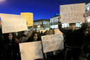 UNOS DOSCITNES J&Oacute;VENES EXPRESAN EN SOL SU SOLIDARIDAD CON EL IES LLUIS VIVES
