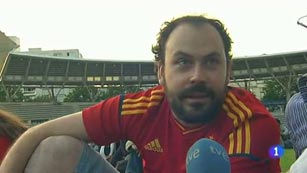 Ver v&iacute;deo  'Unos espa&ntilde;oles celebran la victoria sobre Francia, en Par&iacute;s'