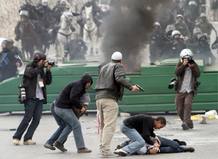 Unos polic&iacute;as israel&iacute;es de paisano arrestan a unos j&oacute;venes palestinos en Jerusal&eacute;n Este.