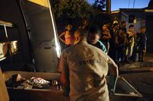 Unos trabajadores retiran el cadáver de una persona fallecida por disparos de bala en Salvador de Bahia Unos trabajadores retiran el cadáver de una persona fallecida por disparos de bala en Salvador de Bahia