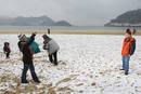 Unos turistas se fotograf&iacute;an en la playa de la Concha de San Sebasti&aacute;n