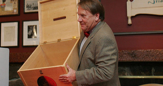 Una urna vac&iacute;a tras el recuento de votos durante las elecciones primarias en la ciudad de Dixville Notch