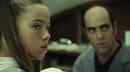 &Uacute;rsula (Iris Almeida) es una ni&ntilde;a un tanto inquietante que vive en el edificio.