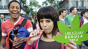 Ver vídeo  'Uruguay se convierte en el primer país que legaliza la producción y venta de marihuana'