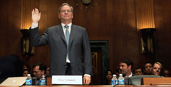 Eric Schmidt, presidente de Google, jura su declaración ante la audiencia en el Senado de EE.UU. Eric Schmidt, presidente de Google, jura su declaración ante la audiencia en el Senado de EE.UU.