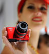 Una modelo sostiene una Nikon 1, uno de los &uacute;ltimos modelos de c&aacute;maras presentados por Nikon, que ha sacado al mercado una gama con grandes mejoras respecto a las c&aacute;maras anteriores