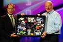 Gary Shapiro entrega una placa conmemorativa a Steve Ballmer (Microsoft) para agradecer su colaboraci&oacute;n durante los &uacute;ltimos 14 a&ntilde;os