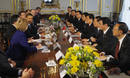 Obama y Hu Jintao se re&uacute;nen con sus equipos en la embajada de EE.UU. en Londres.