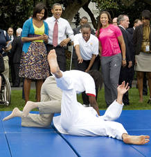 Barack Obama y su mujer Michelle asisten a una demostraci&oacute;n de judo durante un evento de apoyo de la candidatura de Chicago 2016.