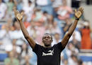 Usain Bolt saluda a los 80.000 aficionados reunidos en el Bernab&eacute;u para ver el Real Madrid-Deportivo con el que arrancaba la Liga 2009-2010.