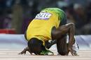 Usain Bolt besa el tart&aacute;n en el que se ha convertido bicampe&oacute;n ol&iacute;mpico de 100 y 200 metros lisos.