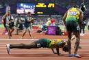 Usain Bolt no solo gan&oacute; con gran superioridad la carrera de 200 metros, sino que cuando traspas&oacute; la l&iacute;nea de meta se puso ha hacer fondos.