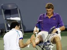 El uzbeco Denis Istomin recibiendo tratamiento médico durante su partido ante Federer en el Masters de Cincinnati. El uzbeco Denis Istomin recibiendo tratamiento médico durante su partido ante Federer en el Masters de Cincinnati.