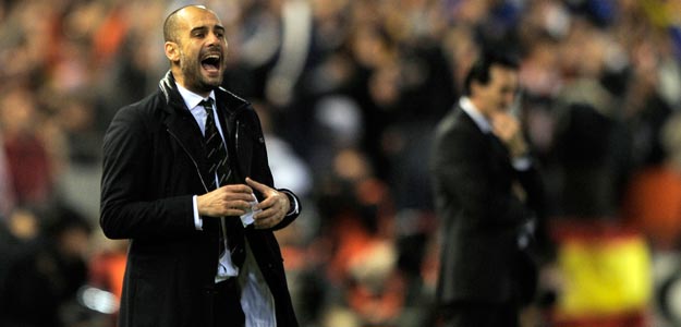 Pep Guardiola, en primer plano, da instrucciones a sus jugadores, con Emery al fondo