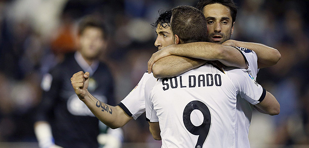 El delantero brasileño del Valencia Jonas Gonçalves celebra su gol, primero de su equipo, junto a sus compañeros Dani Parejo y Roberto Soldado. El delantero brasileño del Valencia Jonas Gonçalves celebra su gol, primero de su equipo, junto a sus compañeros Dani Parejo y Roberto Soldado.