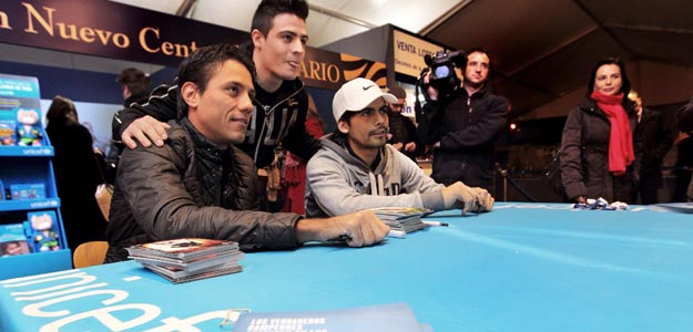 Los jugadores del Valencia el guardameta Diego Alves y el centrocampista argentino Ever Banega se fotografían con un aficionado durante el acto de promoción del partido benéfico "Chamipons for Africa" Los jugadores del Valencia el guardameta Diego Alves y el centrocampista argentino Ever Banega se fotografían con un aficionado durante el acto de promoción del partido benéfico "Chamipons for Africa"