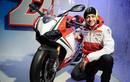 Valentino Rossi posa con la Ducati Panigale 1199 a su llegada a la 