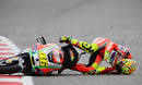 Valentino Rossi se cay&oacute; durante la sesi&oacute;n de entrenamientos del GB de Gran Breta&ntilde;a