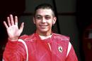 Rossi saluda a los medios antes de probar el veh&iacute;culo de F&oacute;rmula Uno de la escuder&iacute;a Ferrari en el circuito de Mugello.