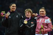 Valerie Adams, plata, Natallia Mikhnevich, oro e Irina Tarasova, bronce, en la final de lanzamiento de peso de londres 2012