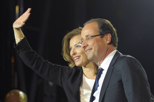 Val&eacute;rie Trierweiler y Fran&ccedil;ois Hollande celebran la victoria del candidato socialista en la plaza de la Bastilla en Par&iacute;s.