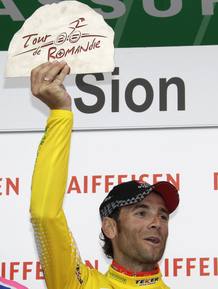 El ciclista español Alejandro Valverde, del Caisse d'Epargne, celebra su victoria en el Tour de Romandia. El ciclista español Alejandro Valverde, del Caisse d'Epargne, celebra su victoria en el Tour de Romandia.
