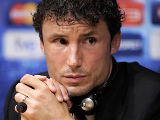 Ver v&iacute;deo  'Van Bommel no tiene nada contra Iniesta'